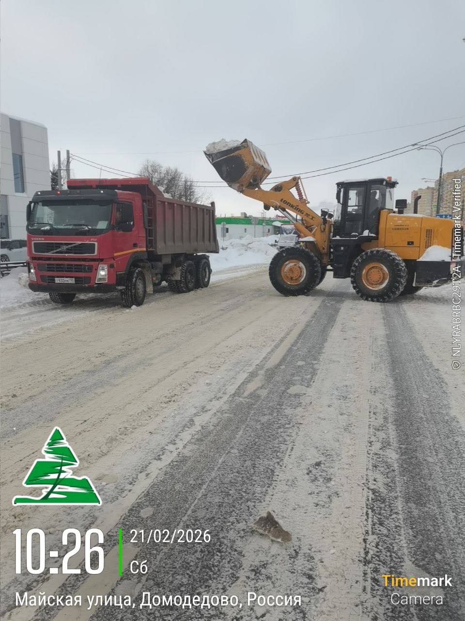 Сегодня механизированная уборка снега во дворах проходит по адресам: