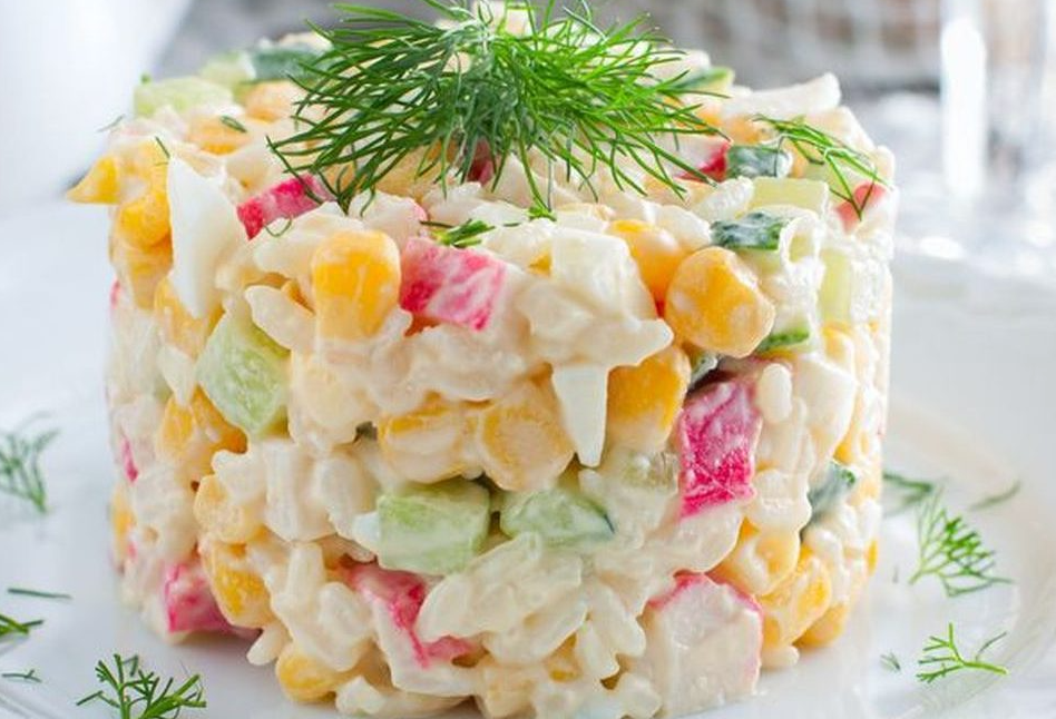 Почему крабовый салат с кукурузой — твой идеальный десерт на праздник