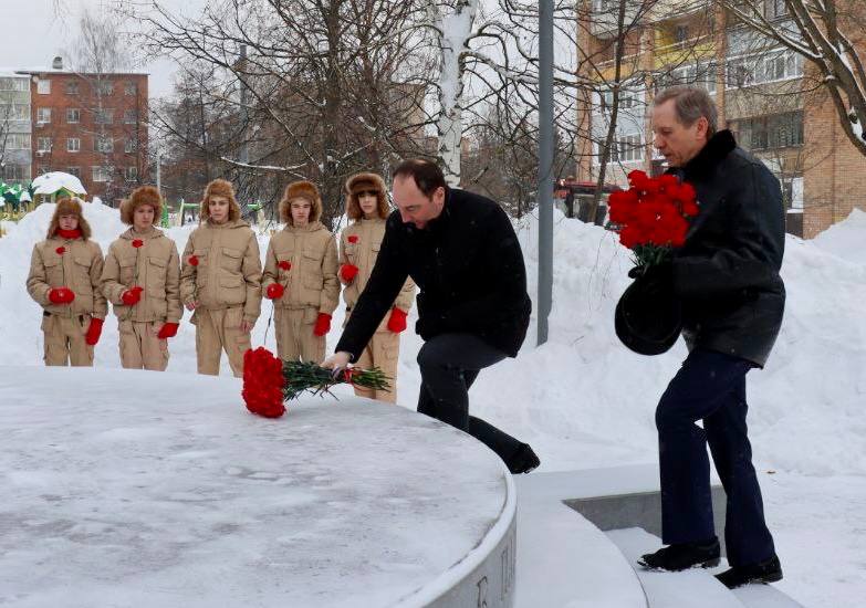Сергей Мужальских: В преддверии Дня защитника Отечества в святых для жителей нашего округа местах - в сквере Героя Советского Союза В.Ф. Полякова и у стелы участникам спецоперации - состоялись памятные мероприятия