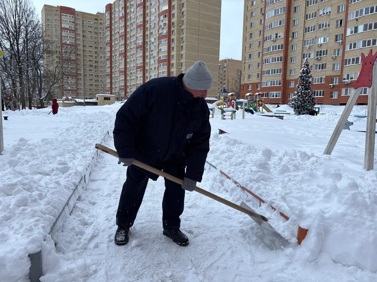 Жители Мытищ присоединились к субботнику по уборке снега Жители Мытищ присоединились к субботнику по уборке снега