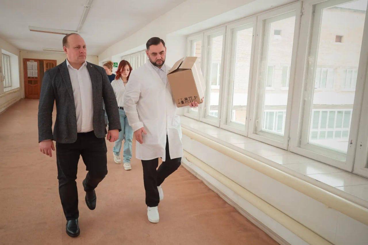 Бойцов, проходящих лечение в медучреждениях округа, поздравили с Днём защитника Отечества