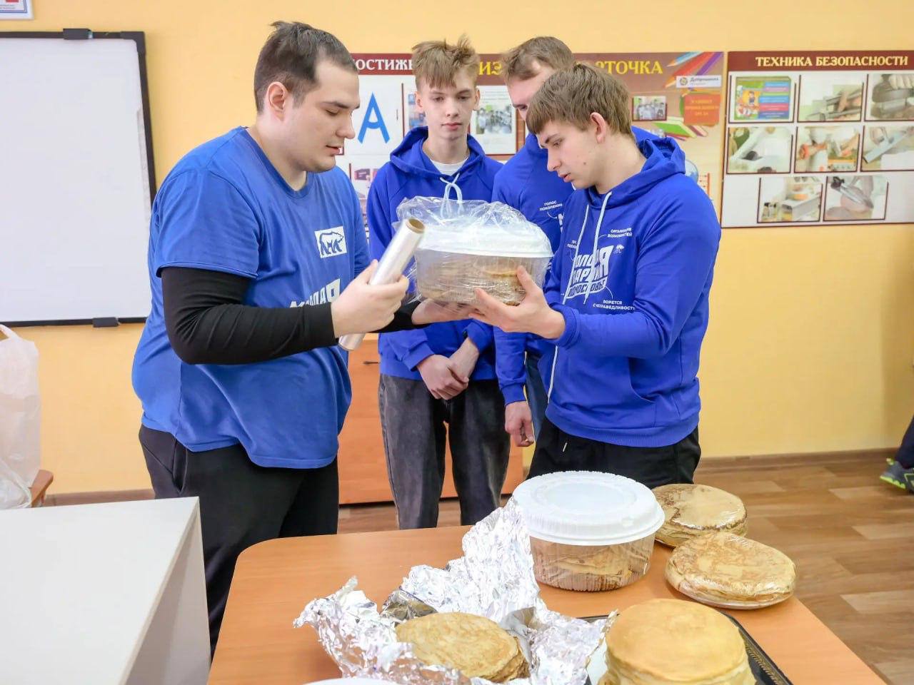 Бойцов, проходящих лечение в медучреждениях округа, поздравили с Днём защитника Отечества Бойцов, проходящих лечение в медучреждениях округа, поздравили с Днём защитника Отечества