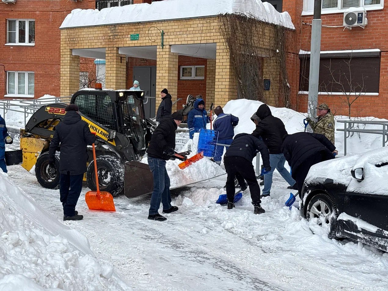 Жители Мытищ присоединились к субботнику по уборке снега Жители Мытищ присоединились к субботнику по уборке снега