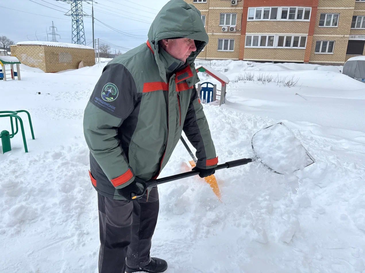 Жители Мытищ присоединились к субботнику по уборке снега Жители Мытищ присоединились к субботнику по уборке снега
