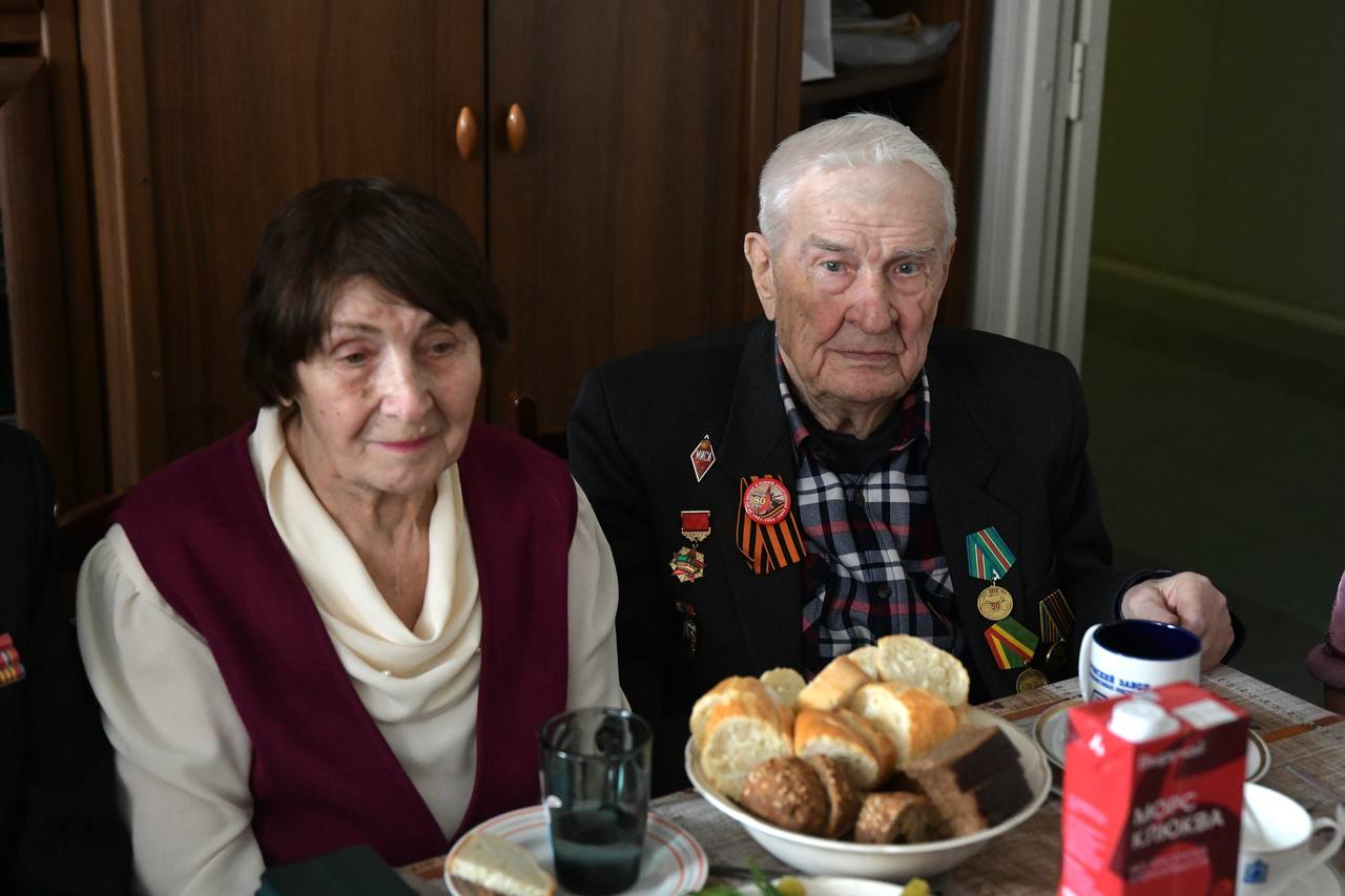 Встретился с президиумом совета ветеранов нашего округа Встретился с президиумом совета ветеранов нашего округа