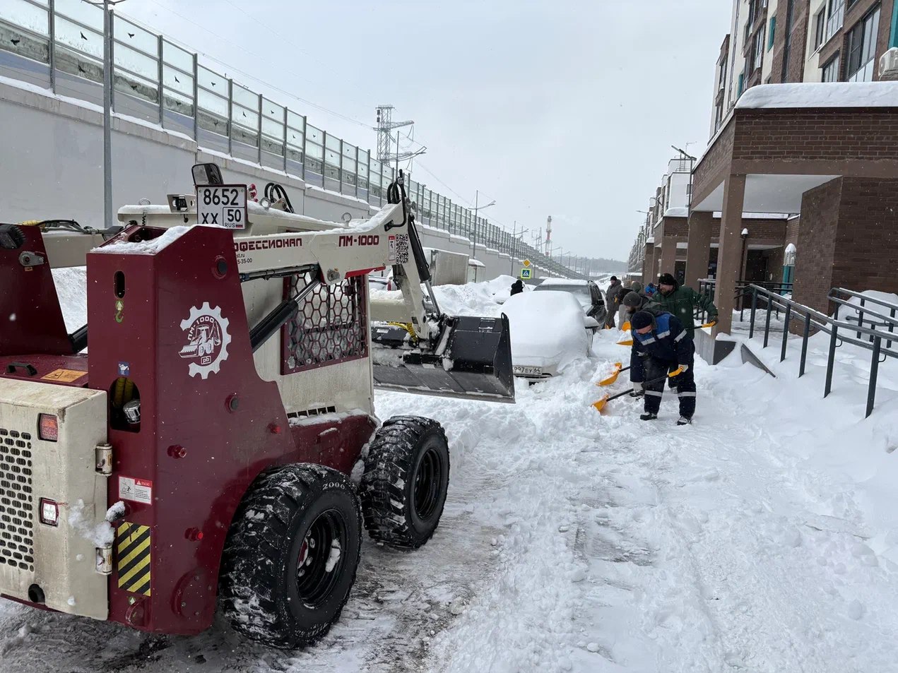 Жители Мытищ присоединились к субботнику по уборке снега Жители Мытищ присоединились к субботнику по уборке снега