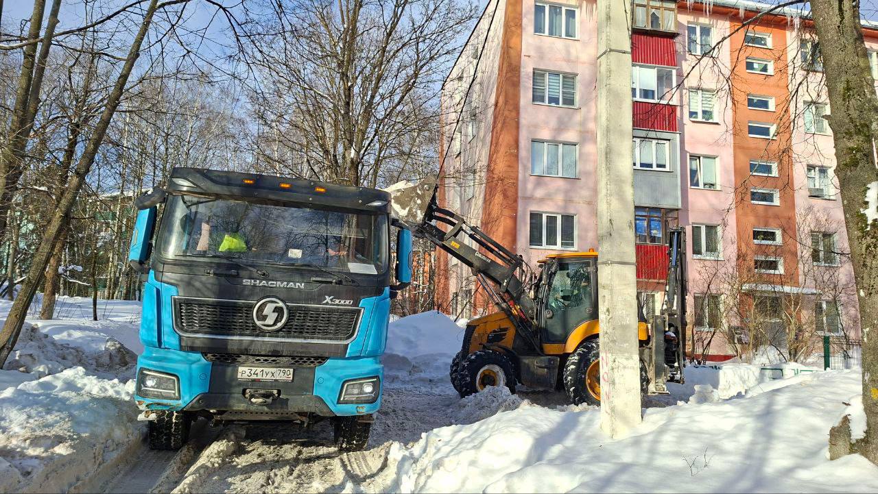 Коммунальные службы ведут усиленную работу по уборке снега в Лунёвском Коммунальные службы ведут усиленную работу по уборке снега в Лунёвском