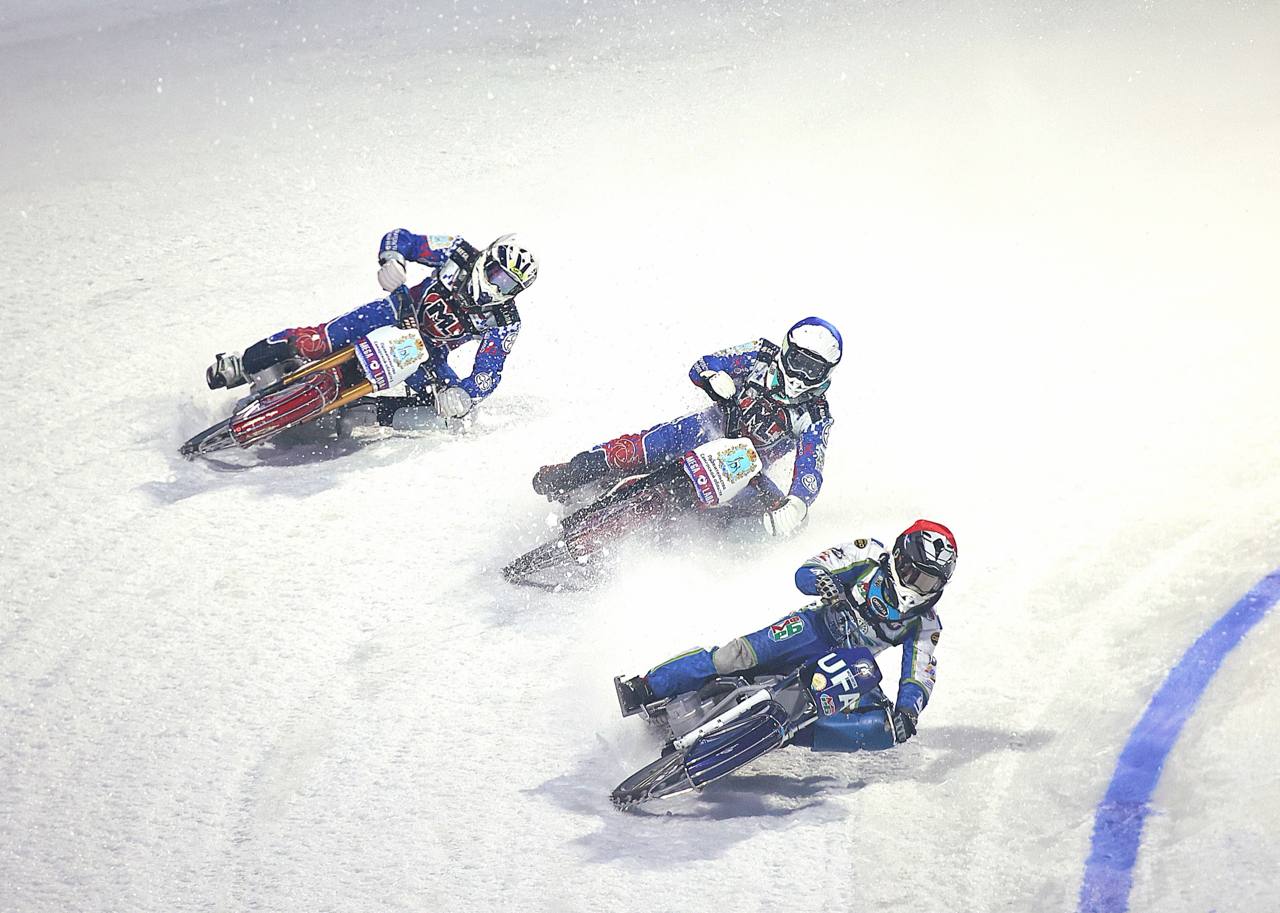 Второй день наш Красногорск принимает финал личного Чемпионата России по мотогонкам на льду, широко известный под названием «спидвей»