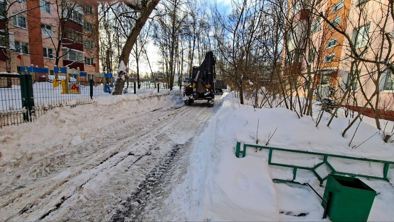 Коммунальные службы ведут усиленную работу по уборке снега в Лунёвском Коммунальные службы ведут усиленную работу по уборке снега в Лунёвском