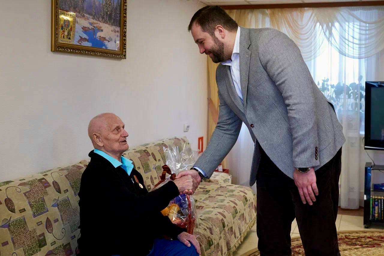 Михаил Собакин: Большой честью для меня стала возможность одним из первых в этот праздничный день поздравить нашего Ветерана Великой Отечественной войны Почетного гражданина муниципального округа Чехов Илью Алексеевича... Михаил Собакин: Большой честью для меня стала возможность одним из первых в этот праздничный день поздравить нашего Ветерана Великой Отечественной войны Почетного гражданина муниципального округа Чехов Илью Алексеевича...