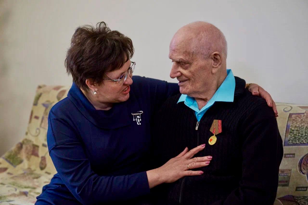 Михаил Собакин: Большой честью для меня стала возможность одним из первых в этот праздничный день поздравить нашего Ветерана Великой Отечественной войны Почетного гражданина муниципального округа Чехов Илью Алексеевича... Михаил Собакин: Большой честью для меня стала возможность одним из первых в этот праздничный день поздравить нашего Ветерана Великой Отечественной войны Почетного гражданина муниципального округа Чехов Илью Алексеевича...