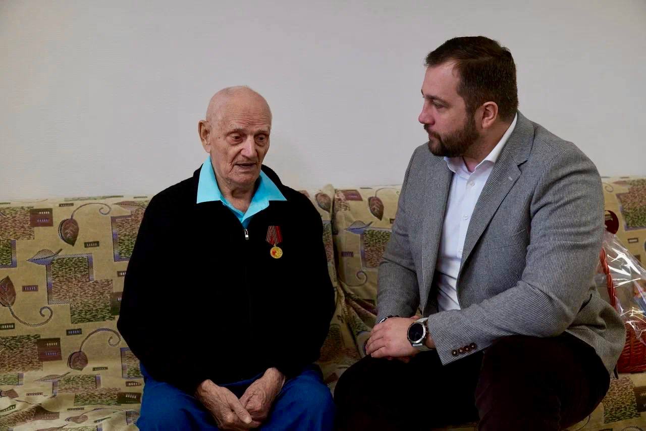 Михаил Собакин: Большой честью для меня стала возможность одним из первых в этот праздничный день поздравить нашего Ветерана Великой Отечественной войны Почетного гражданина муниципального округа Чехов Илью Алексеевича... Михаил Собакин: Большой честью для меня стала возможность одним из первых в этот праздничный день поздравить нашего Ветерана Великой Отечественной войны Почетного гражданина муниципального округа Чехов Илью Алексеевича...