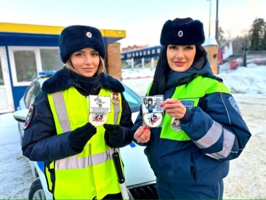 «Праздничные патрули» сотрудниц Госавтоинспекции поздравили водителей с праздником