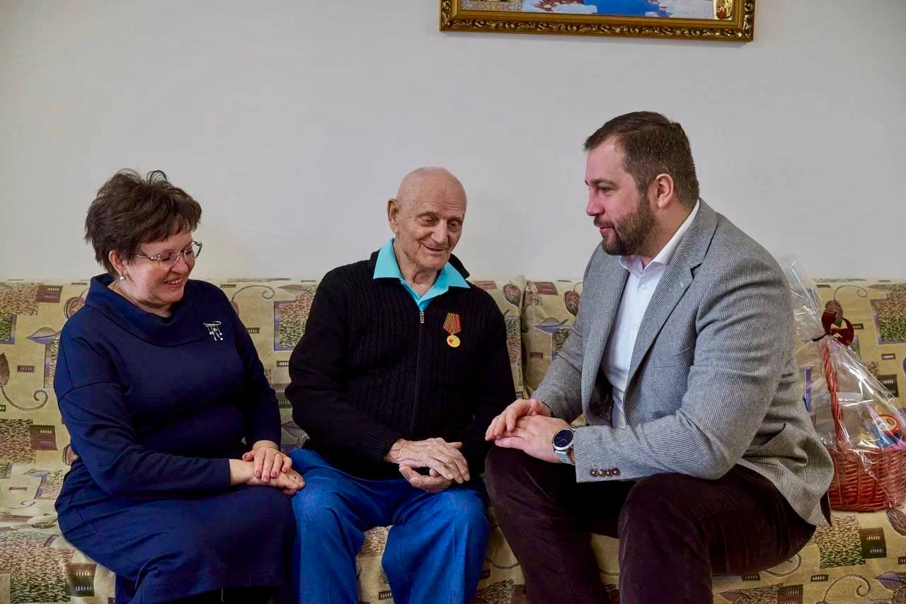 Михаил Собакин: Большой честью для меня стала возможность одним из первых в этот праздничный день поздравить нашего Ветерана Великой Отечественной войны Почетного гражданина муниципального округа Чехов Илью Алексеевича... Михаил Собакин: Большой честью для меня стала возможность одним из первых в этот праздничный день поздравить нашего Ветерана Великой Отечественной войны Почетного гражданина муниципального округа Чехов Илью Алексеевича...