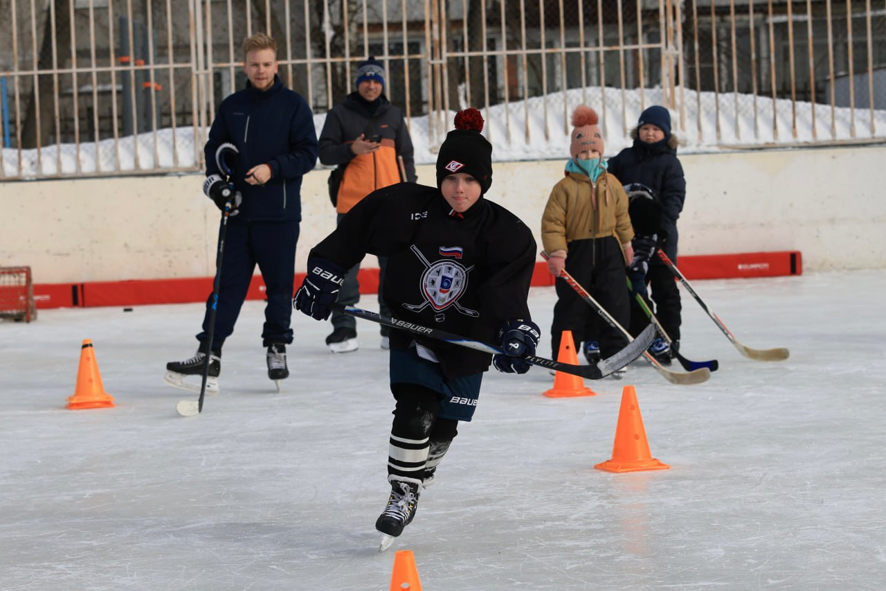 «Дворовый хоккей»: открытая тренировка стала праздником для юных королевцев и их родителей «Дворовый хоккей»: открытая тренировка стала праздником для юных королевцев и их родителей