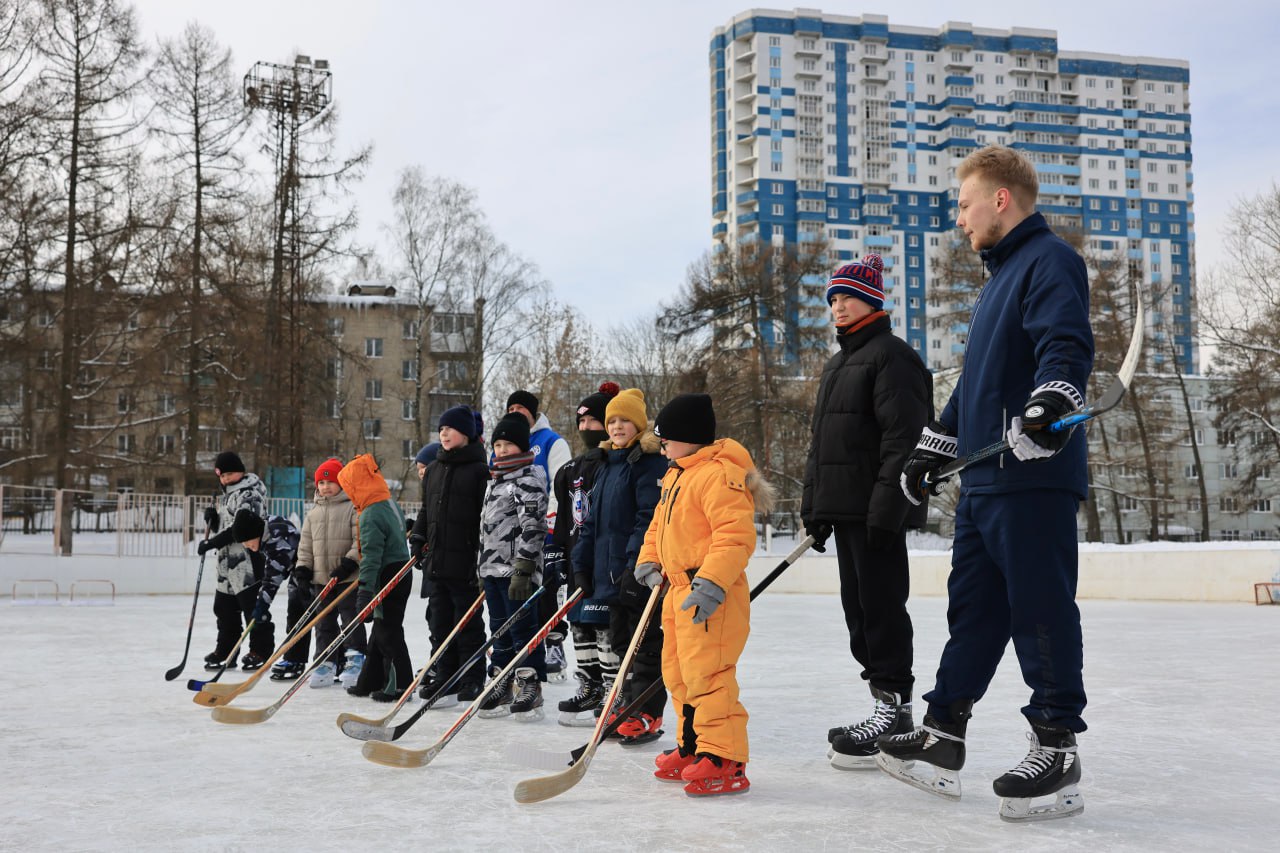 «Дворовый хоккей»: открытая тренировка стала праздником для юных королевцев и их родителей «Дворовый хоккей»: открытая тренировка стала праздником для юных королевцев и их родителей