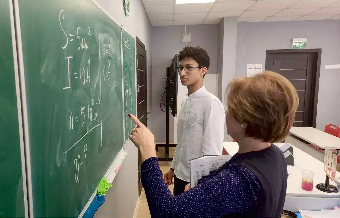 Школьник из Домодедово, Дениз Доган, успешно прошёл в региональную олимпиаду по физике имени Дж. К. Максвелла Школьник из Домодедово, Дениз Доган, успешно прошёл в региональную олимпиаду по физике имени Дж. К. Максвелла