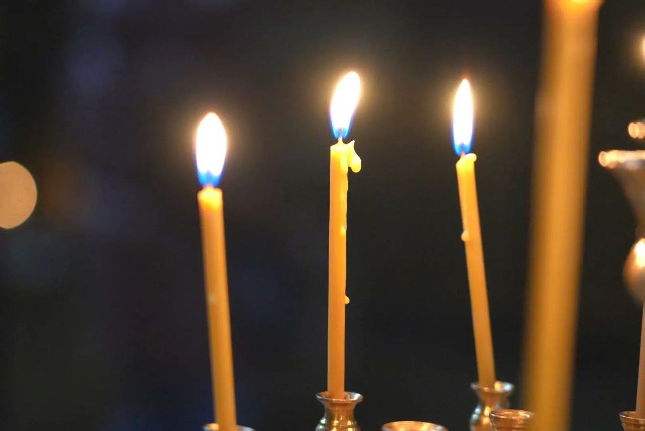 Сегодня в Успенском соборе Свято-Троицкой Сергиевой лавры мы разделили скорбь с теми, кому война нанесла самую тяжелую рану — потерю родного человека Сегодня в Успенском соборе Свято-Троицкой Сергиевой лавры мы разделили скорбь с теми, кому война нанесла самую тяжелую рану — потерю родного человека