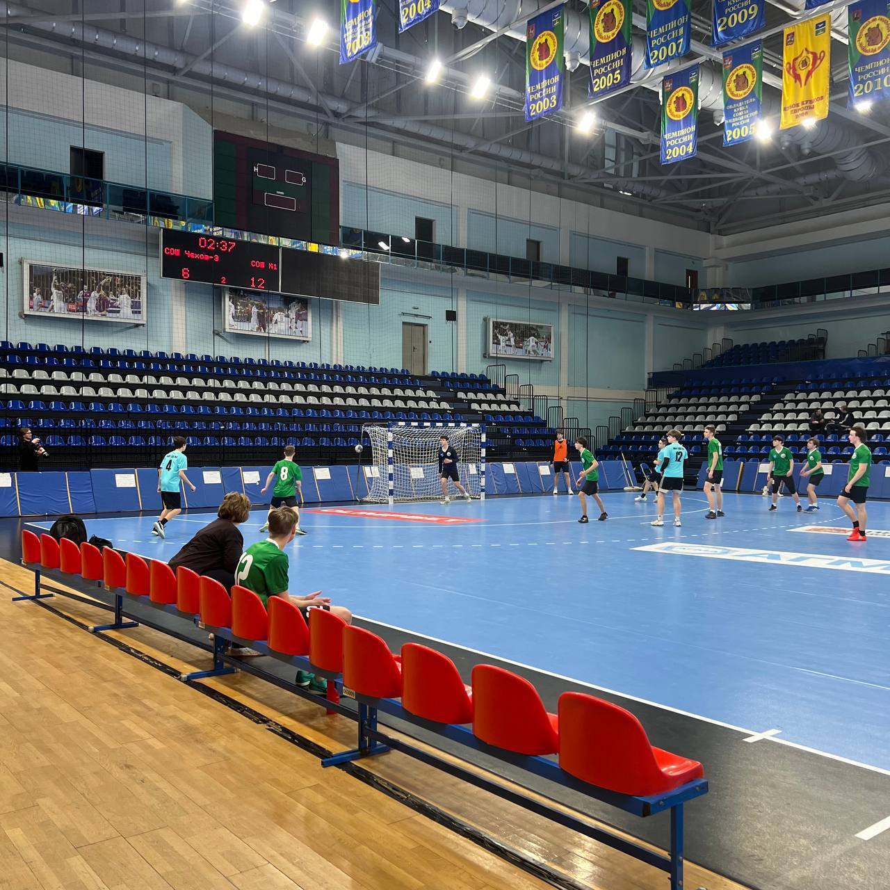 Заместитель главы м. о. Чехов Вадим Шевырёв посетил матчи плейофф в рамках Чеховской школьной Лиги по гандболу! Встречи прошли на большой спортивной арене Дворца Спорта «Олимпийский» им. В.С. Максимова»