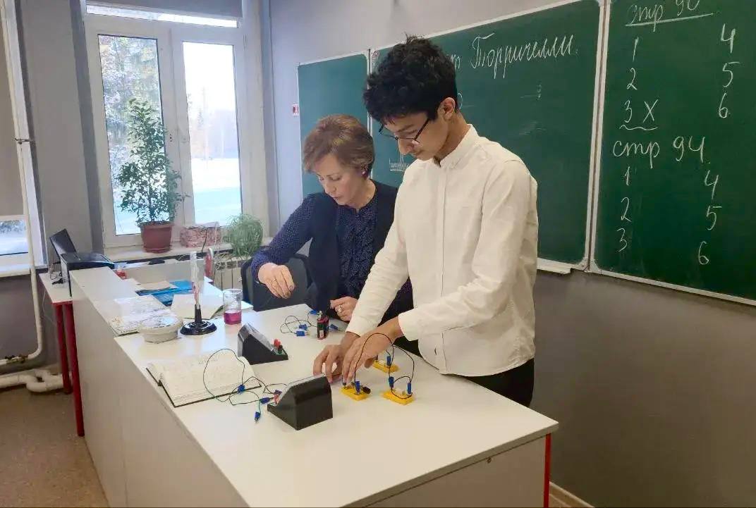 Школьник из Домодедово, Дениз Доган, успешно прошёл в региональную олимпиаду по физике имени Дж. К. Максвелла Школьник из Домодедово, Дениз Доган, успешно прошёл в региональную олимпиаду по физике имени Дж. К. Максвелла