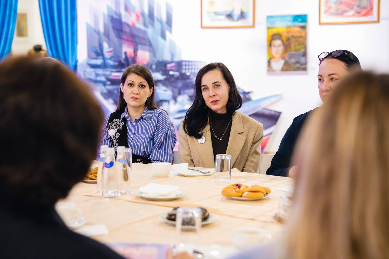 В Химках провели встречу с представителями фонда «Защитники Отечества» и Ассоциации ветеранов СВО В Химках провели встречу с представителями фонда «Защитники Отечества» и Ассоциации ветеранов СВО