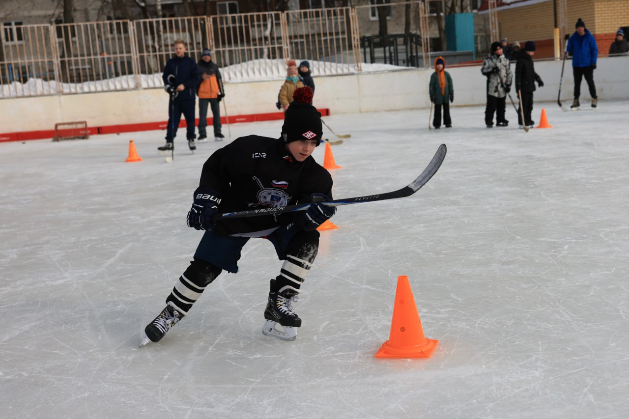 «Дворовый хоккей»: открытая тренировка стала праздником для юных королевцев и их родителей «Дворовый хоккей»: открытая тренировка стала праздником для юных королевцев и их родителей