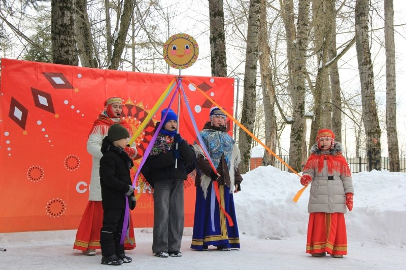 На территории парка культуры и отдыха «Москворецкий» прошло народное гуляние «Солнечная Масленица»
