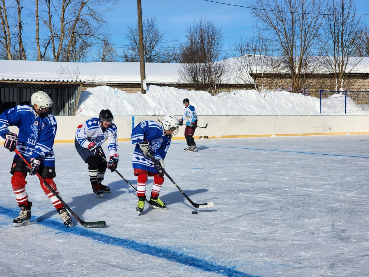 «Белые» вырвали победу у команды Александра Овечкина в хоккейном турнире в Красноармейске «Белые» вырвали победу у команды Александра Овечкина в хоккейном турнире в Красноармейске