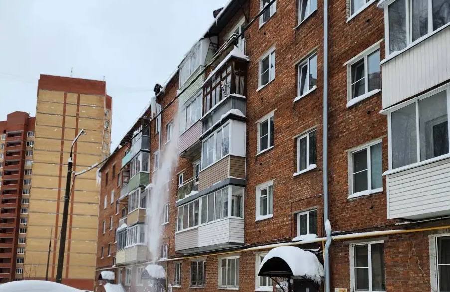 В Сергиевом Посаде продолжается очистка крыш от наледи и снега В Сергиевом Посаде продолжается очистка крыш от наледи и снега