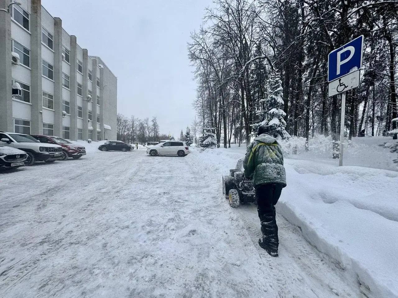 В Сергиевом Посаде с раннего утра ведутся работы по ликвидации последствий очередного снегопада В Сергиевом Посаде с раннего утра ведутся работы по ликвидации последствий очередного снегопада