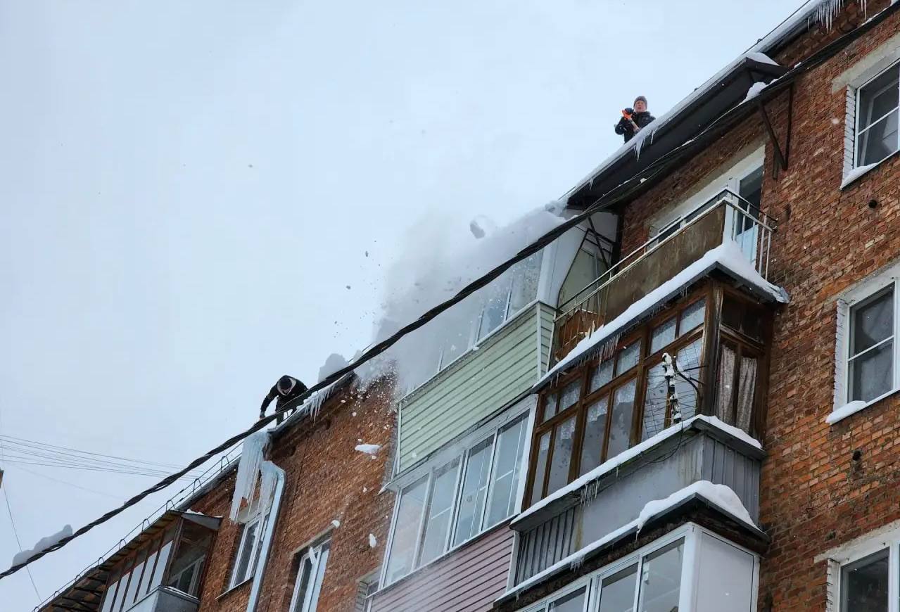 В Сергиевом Посаде продолжается очистка крыш от наледи и снега В Сергиевом Посаде продолжается очистка крыш от наледи и снега