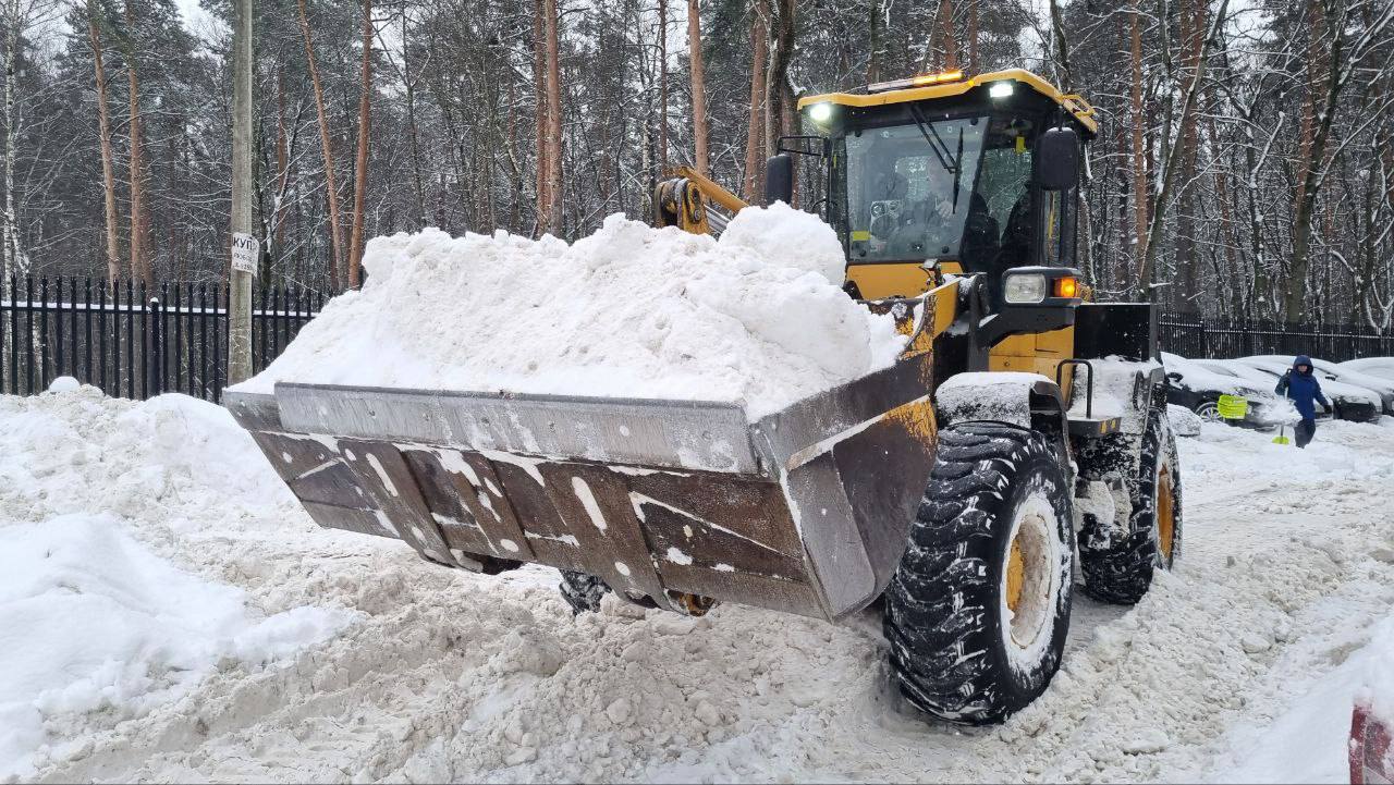 Больше суток длится снегопад, который, по прогнозам синоптиков, будет идти до ночи четверга Больше суток длится снегопад, который, по прогнозам синоптиков, будет идти до ночи четверга