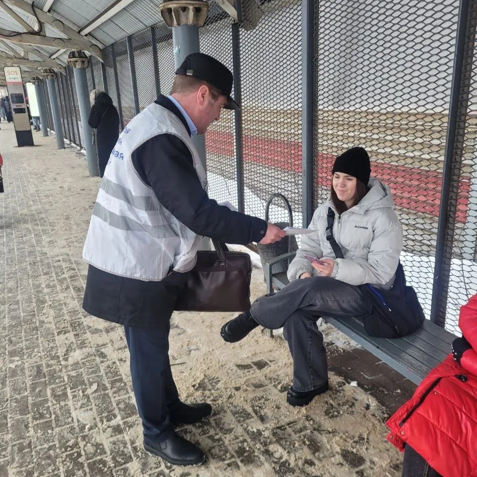 На железнодорожной станции Перловская в Мытищах прошел рейд по безопасности На железнодорожной станции Перловская в Мытищах прошел рейд по безопасности