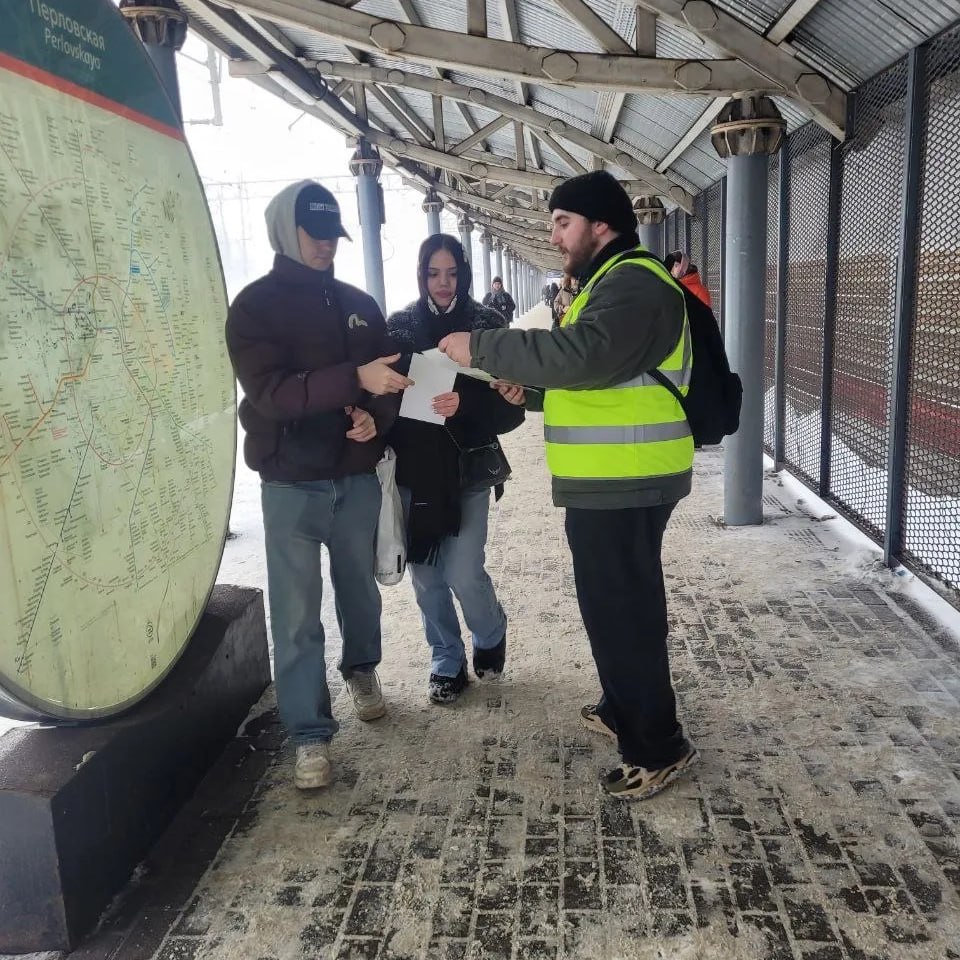 На железнодорожной станции Перловская в Мытищах прошел рейд по безопасности На железнодорожной станции Перловская в Мытищах прошел рейд по безопасности