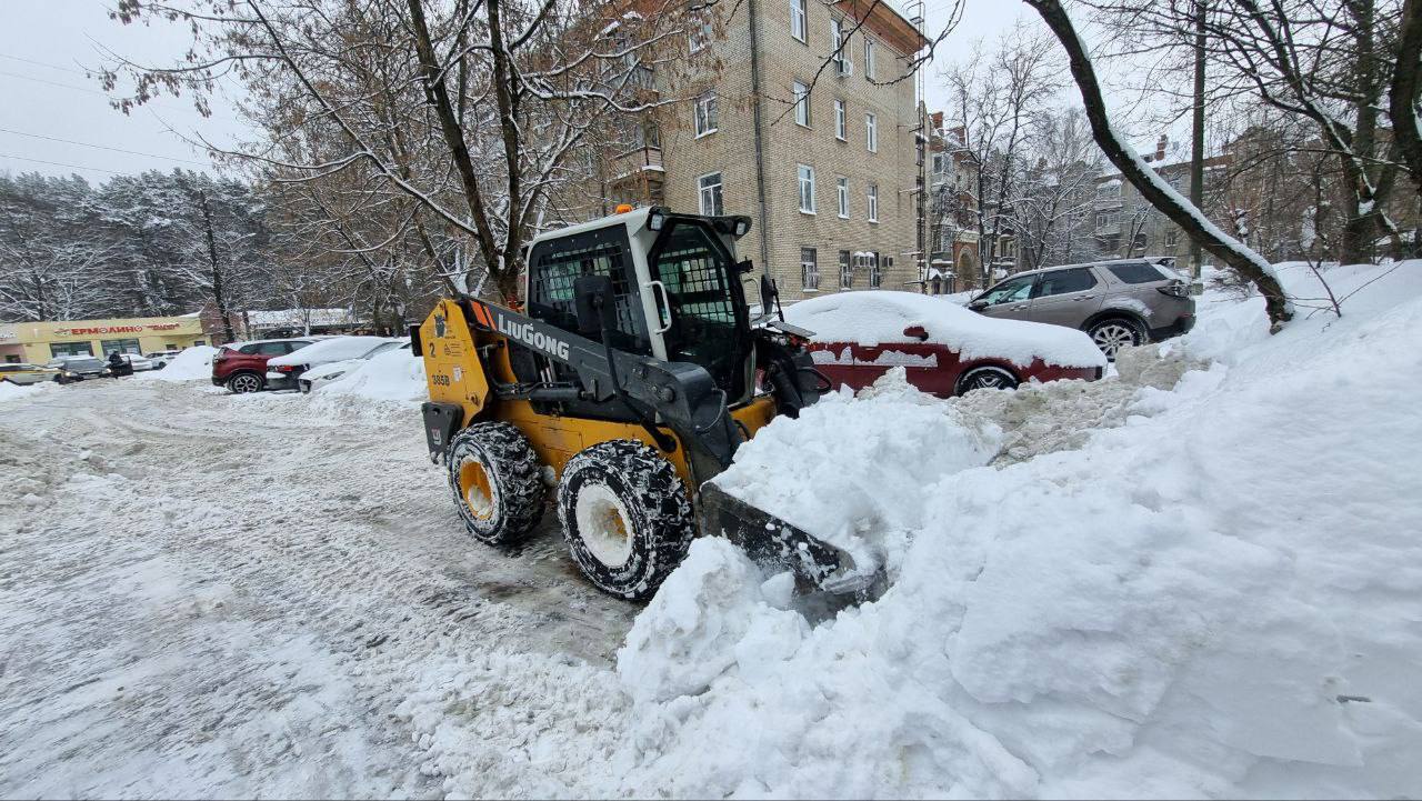 Больше суток длится снегопад, который, по прогнозам синоптиков, будет идти до ночи четверга Больше суток длится снегопад, который, по прогнозам синоптиков, будет идти до ночи четверга