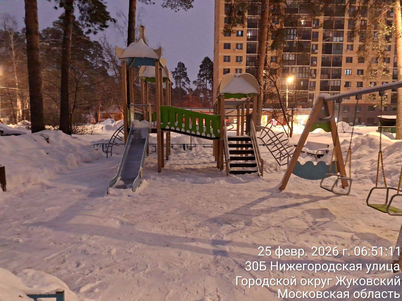 Больше суток длится снегопад, который, по прогнозам синоптиков, будет идти до ночи четверга Больше суток длится снегопад, который, по прогнозам синоптиков, будет идти до ночи четверга