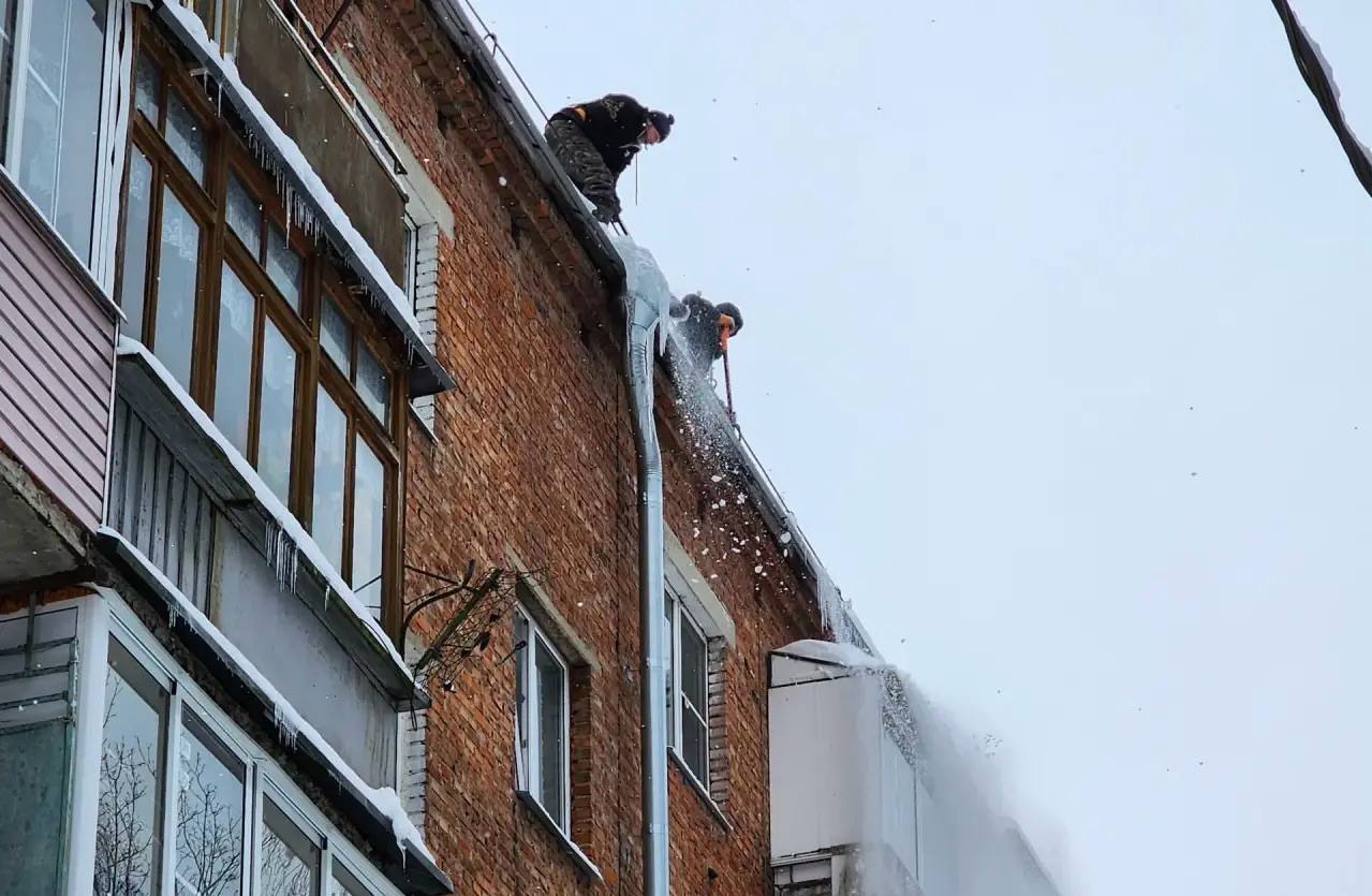 В Сергиевом Посаде продолжается очистка крыш от наледи и снега В Сергиевом Посаде продолжается очистка крыш от наледи и снега