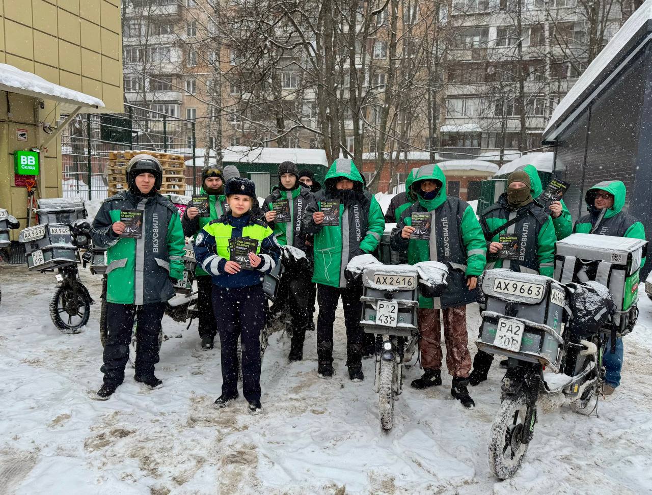Госавтоинспекция Подмосковья проводит правовые ликбезы с курьерами популярных сервисов доставки