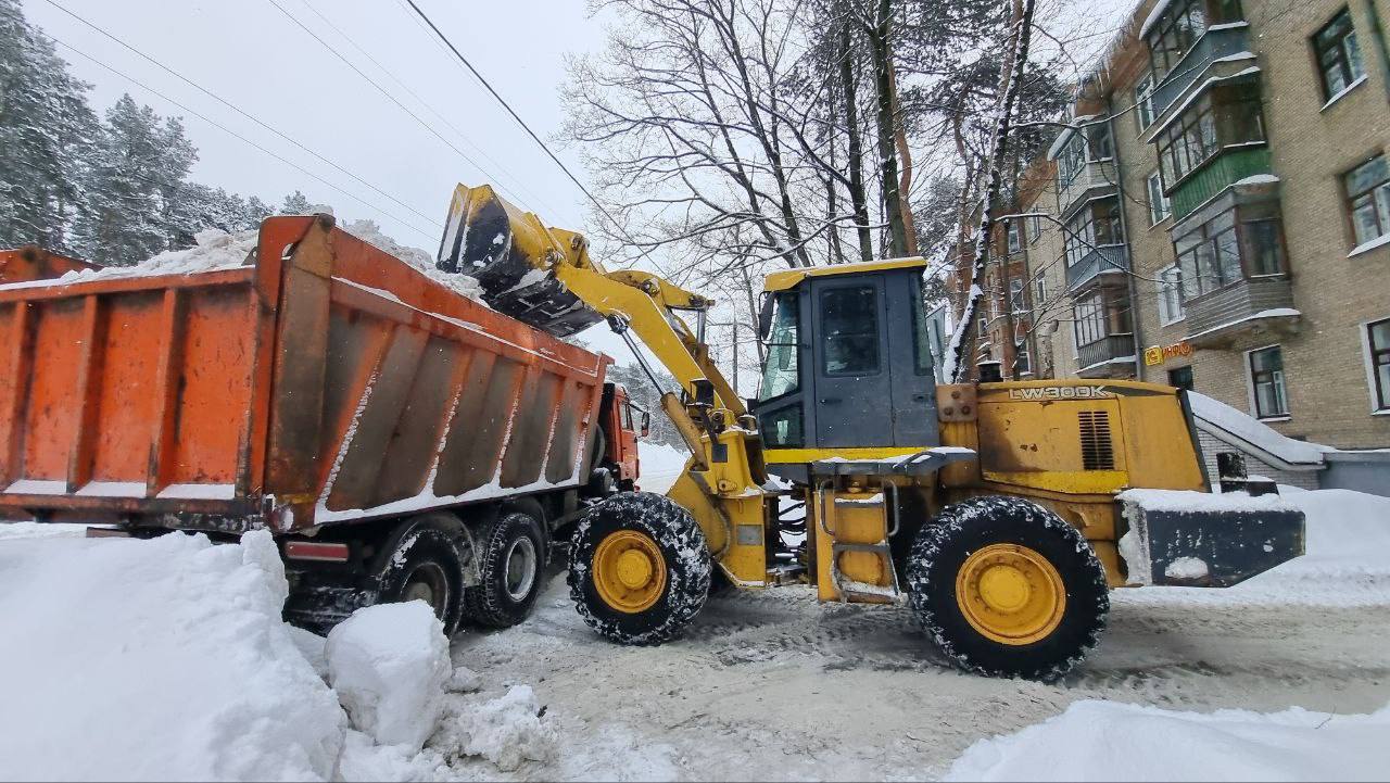 Больше суток длится снегопад, который, по прогнозам синоптиков, будет идти до ночи четверга Больше суток длится снегопад, который, по прогнозам синоптиков, будет идти до ночи четверга