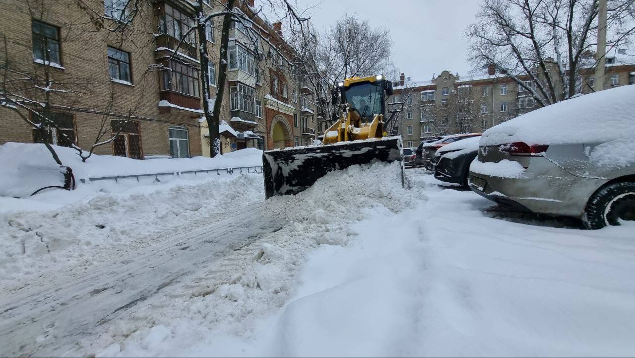 Больше суток длится снегопад, который, по прогнозам синоптиков, будет идти до ночи четверга Больше суток длится снегопад, который, по прогнозам синоптиков, будет идти до ночи четверга