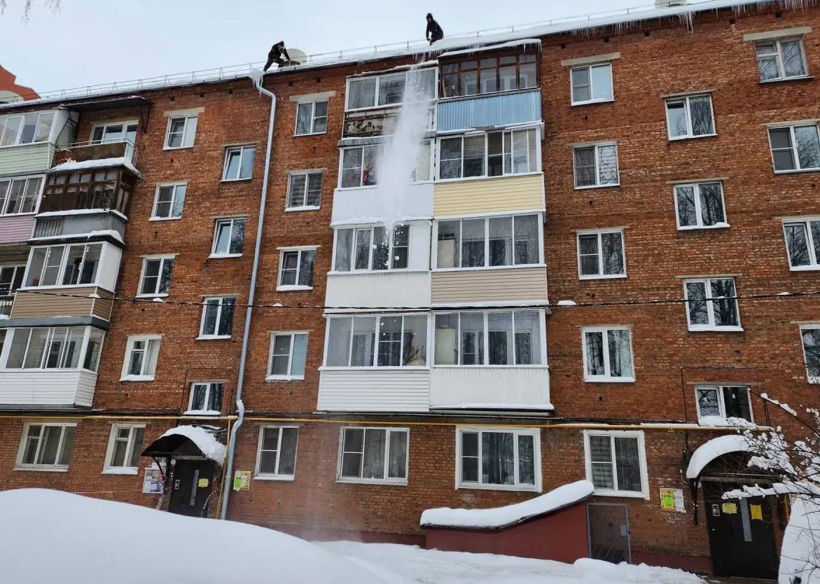 В Сергиевом Посаде продолжается очистка крыш от наледи и снега
