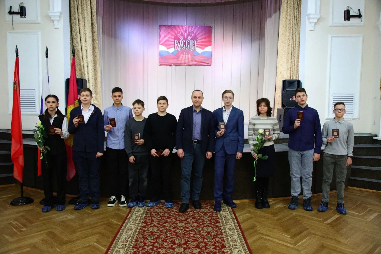 Алексей Малкин: Во Дворце культуры «Химик» состоялось торжественное вручение паспортов ещё девяти юным воскресенцам, достигшим 14-летия