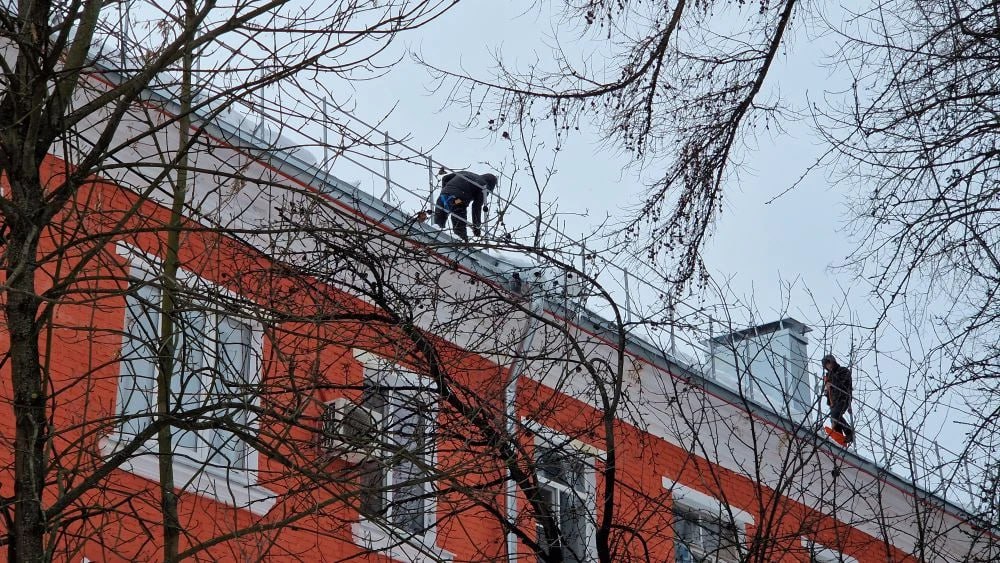 Высокая работа: альпинисты и кровельщики очищают крыши Долгопрудного Высокая работа: альпинисты и кровельщики очищают крыши Долгопрудного