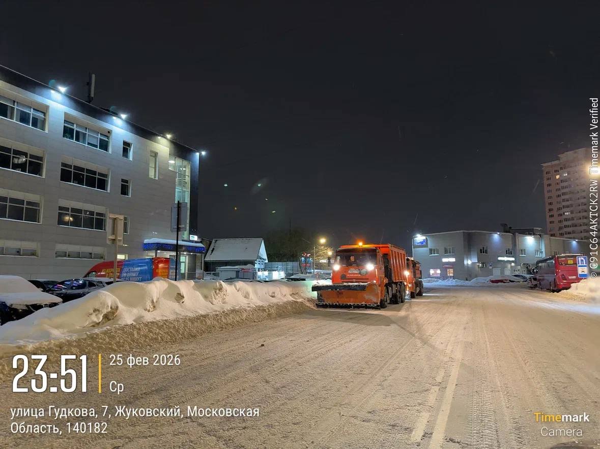 Около 2000 кубометров снега вывезли из города за ночь Около 2000 кубометров снега вывезли из города за ночь