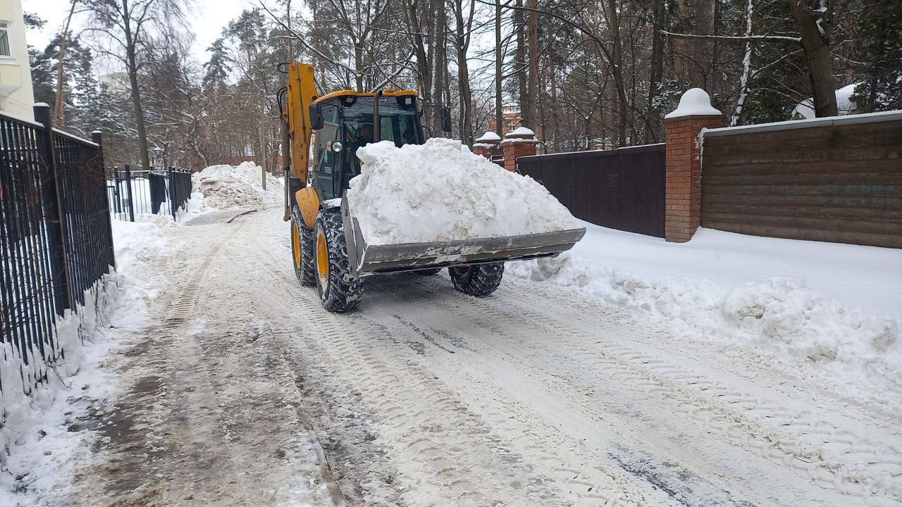 Около 2000 кубометров снега вывезли из города за ночь Около 2000 кубометров снега вывезли из города за ночь