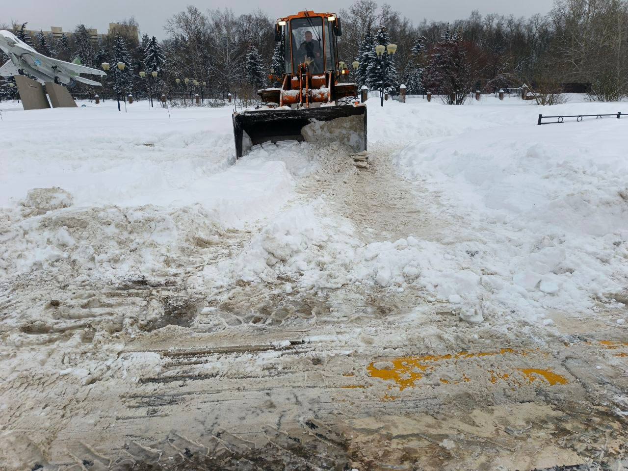Около 2000 кубометров снега вывезли из города за ночь Около 2000 кубометров снега вывезли из города за ночь