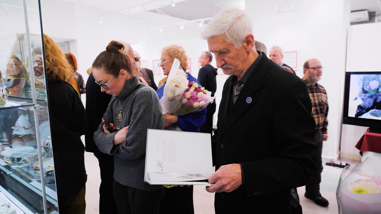 Русский Космос. «Калика-перехожая», «Кот-ученый», «Яга», «Дары хозяйки Медной горы» - эти и другие фарфоровые работы теперь можно увидеть в Выставочном зале Орехово-Зуева Русский Космос. «Калика-перехожая», «Кот-ученый», «Яга», «Дары хозяйки Медной горы» - эти и другие фарфоровые работы теперь можно увидеть в Выставочном зале Орехово-Зуева