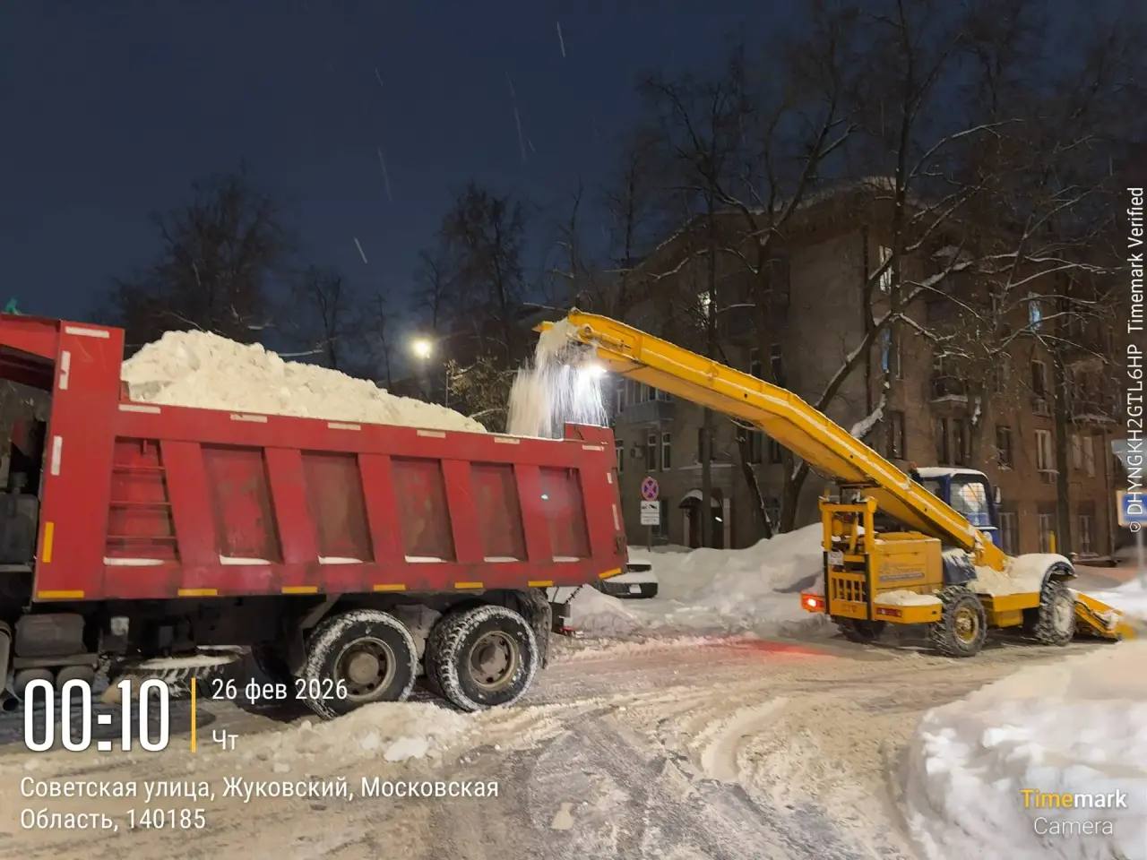 Около 2000 кубометров снега вывезли из города за ночь Около 2000 кубометров снега вывезли из города за ночь