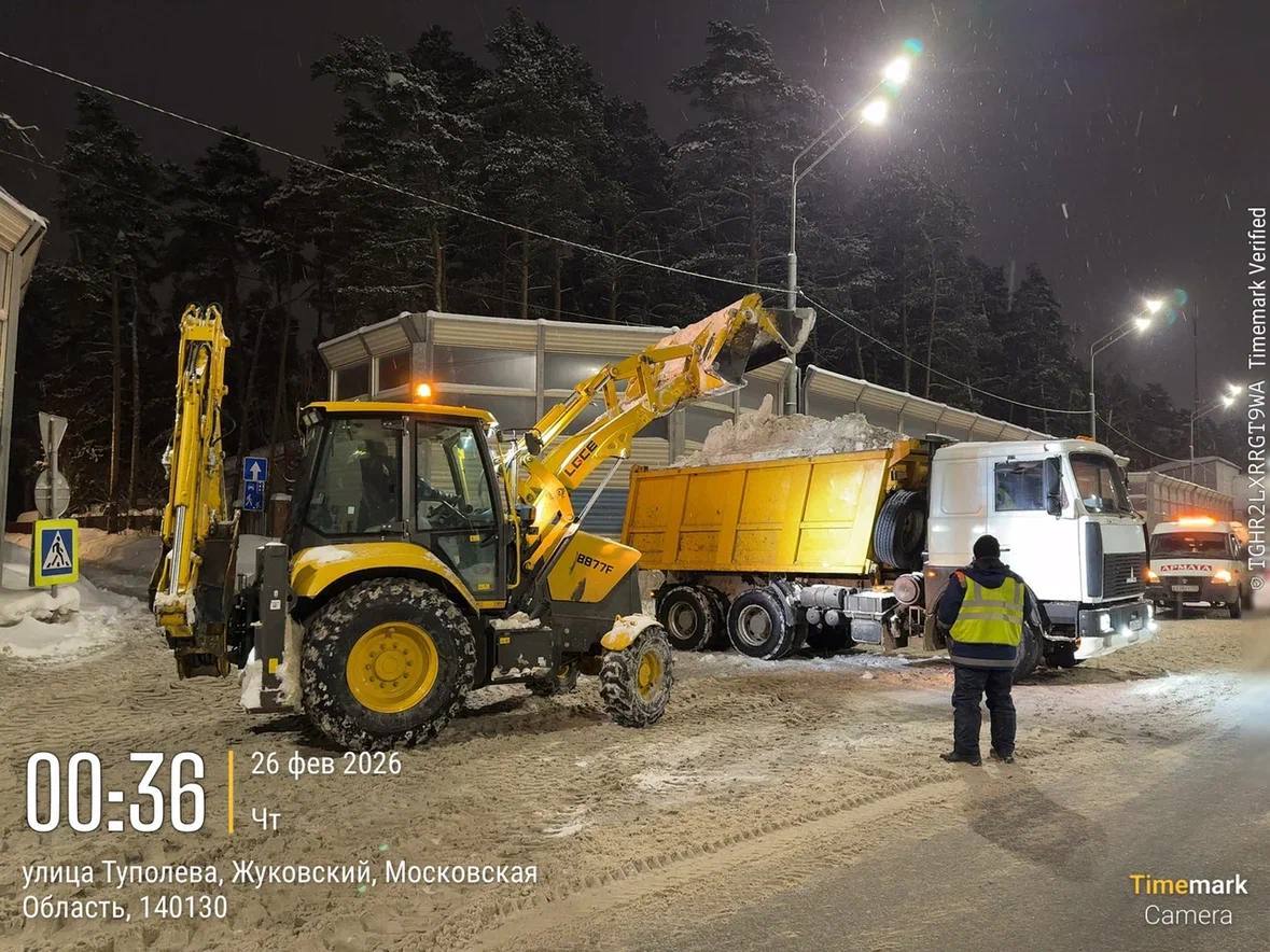 Около 2000 кубометров снега вывезли из города за ночь Около 2000 кубометров снега вывезли из города за ночь