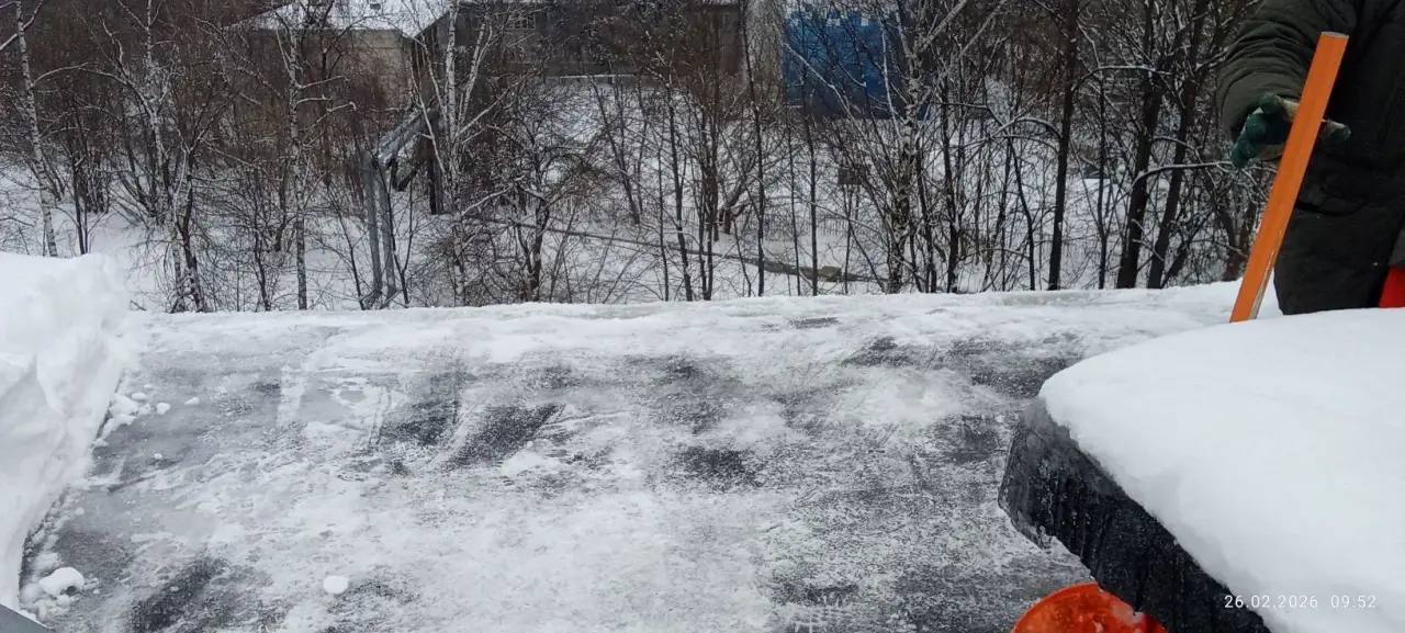 Высокая работа: альпинисты и кровельщики очищают крыши Долгопрудного Высокая работа: альпинисты и кровельщики очищают крыши Долгопрудного